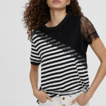 Camiseta de rayas negra combinada con encaje en parte superior y manga. Lola Casademunt