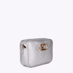Bandolera efecto piel monograma rombos logo ovalado Lola Casademunt (Plata)