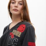 Camiseta de mujer en tejido lavado con parches decorativos