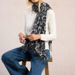 Bufanda con flecos y estampado animal