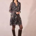 Vestido corto de manga larga con estampado y volantes