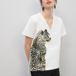 CAMISETA CUELLO PICO ANIMAL CON ABALORIOS DE LOLA CASAMUNT