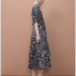 Vestido estamapdo con escote pico